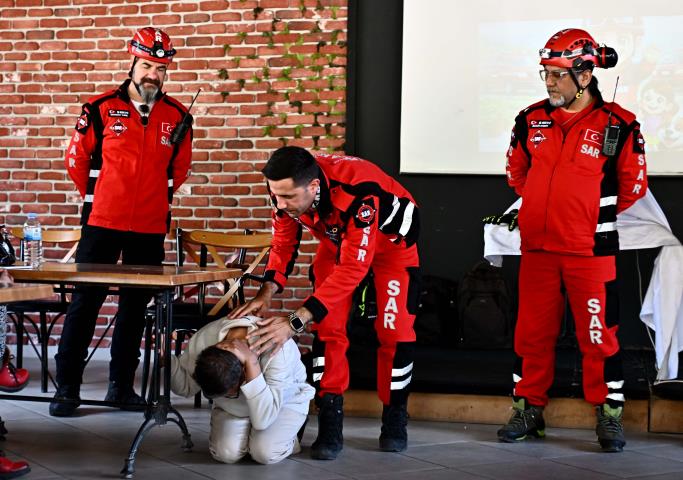Muratpaşa’dan özel gereksinimli bireylere afet farkındalık eğitimi