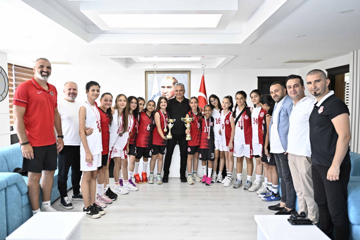 Şampiyon kızlar Başkan Uysal'ı ziyaret etti