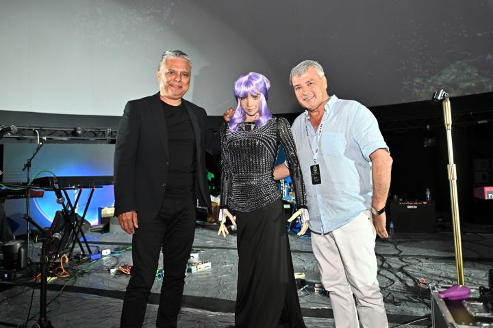 Başkan Uysal, insansı robot Desdemona’yla Antalya'nın geleceğini konuştu