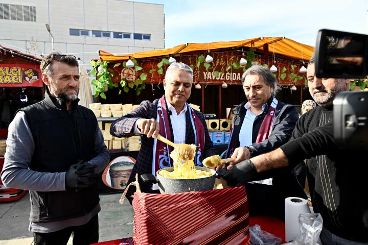 Başkan Uysal’dan Yeni Yıl Çarşısı’na ziyaret